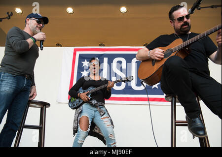 Artiste de musique country Craig Morgan effectue avec un bénévole pendant un spectacle de variétés USO à Yokota Air Base, Japon ; le premier arrêt de l'assemblée annuelle de l'USO Tour Vice-président, le 22 avril 2018. Le comédien Jon Stewart, de musique country Craig Morgan, célèbre chef Robert Irvine, combattants professionnels Max "béni" Holloway et Paige VanZant, Légende de la NBA et Richard "Rip" Hamilton va rejoindre le général Selva sur une tournée à travers le monde comme ils visitent les membres en service à l'étranger pour les remercier de leur service et sacrifice. (DoD Photo par le sgt de l'armée américaine. James K. McCann) Banque D'Images