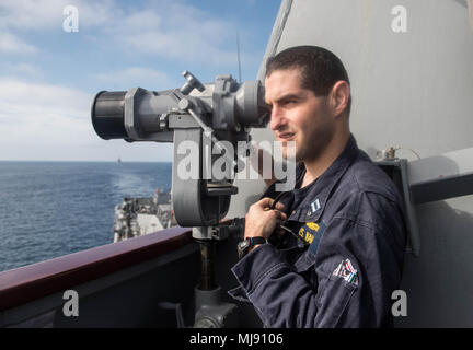 Océan Pacifique (21 avril 2018) Le Lieutenant Chris Bohnker de Centre de soutien opérationnel de la Marine (CNTO) Newport, R.I., et attaché à la surface et la guerre des mines (Centre de développement de l'SMWDC) analyse de l'horizon pendant un exercice anti-sous-marin à bord de l'USS Stockdale (DDG 106). Stockdale, USS Mobile Bay (CG 53), et l'USS Spruance (DDG 111) sont des navires de guerre de bruts USS JOHN C. STENNIS (CVN 74) Carrier Strike Group (CSG) remplissant une SMWDC BRUTS led SWATT exercice. SWATTs sont conçus pour augmenter la compétence de combat, létalité, et l'interopérabilité des unités participantes. (U.S. Photo par Marine C Masse Banque D'Images