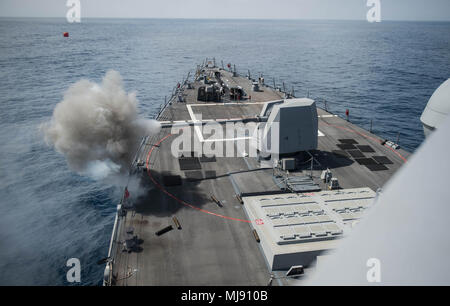 Océan Pacifique (21 avril 2018), USS Stockdale (DDG 106) incendies son Mark 45 Mod 4 5 canons au cours d'un exercice de tir réel dans le cadre d'un Cruiser-Destroyer bruts) (Surface Warfare Advanced Tactical Training (SWATT) de l'exercice. USS Stockdale (DDG 106) est l'un des trois navires de guerre de bruts USS JOHN C. STENNIS (CVN 74) Carrier Strike Group (CSG) la réalisation d'un exercice de bruts SWATT. Les autres navires participant à la surface de la Marine et de la guerre des mines (Centre de développement de l'exercice dirigé par SMWDC) sont USS Mobile Bay (CG 53) et USS Spruance (DDG 111). SWATT exercices sont conçus pour augmenter la guerre profi Banque D'Images