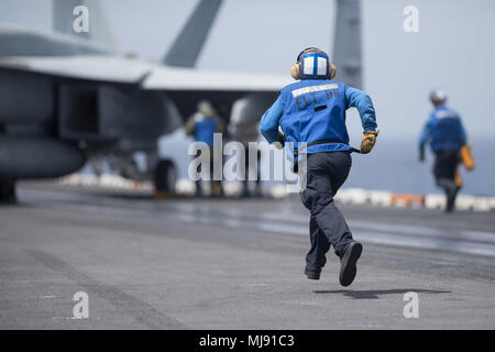 180421-N-YF227-130 OCÉAN PACIFIQUE (21 avril 2018) Un marin affecté au porte-avions USS JOHN C. STENNIS (CVN 74) exécute à son poste sur le pont d'envol du navire. John C. Stennis est en cours la formation en préparation de son prochain déploiement prévu. (U.S. Photo par marine Spécialiste de la communication de masse de 3e classe William Ford/libérés) Banque D'Images