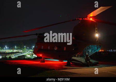 La CPS. Ian Woldt, un hélicoptère CH-47 Chinook de l'équipage de la société B, 2e Bataillon de l'aviation d'appui général, 227e Régiment d'aviation, 1st Air Cavalry Brigade, Division de cavalerie, attend de commencer les opérations d'une mission d'assaut de nuit à Hohenfels Domaine de formation, l'Allemagne, le 23 avril 2018. CH-47 Chinook les équipages du bataillon participent à la modernisation de l'armée américaine Commande conjointe de l'évaluation militaire interarmées 18, un exercice qui augmente l'état de préparation de la formation, force de l'avenir développement et l'interopérabilité avec les alliés de l'OTAN. (U.S. Photo de l'armée par le Sgt. Étés Gregory T. Banque D'Images