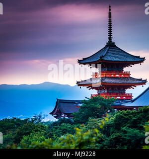 Purple sky au temple bouddhiste Temple Kiyomizu-dera à Kyoto au Japon. Temple est une partie de l'UNESCO Monuments historiques de l'ancienne Kyoto. Banque D'Images