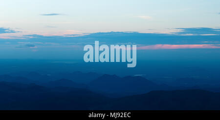 Vue panoramique sur les montagnes avec ciel nuageux dans la soirée. Dans la belle nature Haputale Sri Lanka Banque D'Images