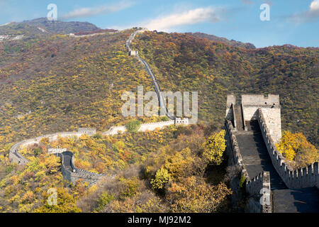 La grande muraille de Chine vue lointaine tours comprimé et segments de mur saison d'automne dans les montagnes près de Beijing chine ancienne militaire l'enrichissement Banque D'Images