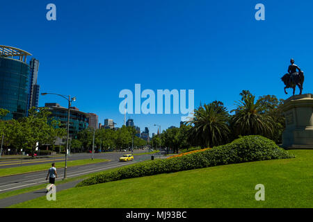 St Kilda Road par Kings parc du domaine menant au centre de Melbourne, Victoria, Australie Banque D'Images