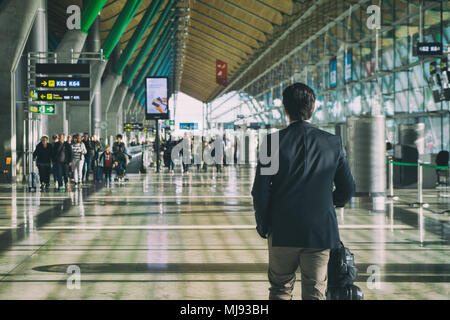 Close up of businessman carrying suitcase tout en marchant à travers un terminal de départ des passagers dans l'aéroport. Meilleur homme d'affaires voyage trave Banque D'Images