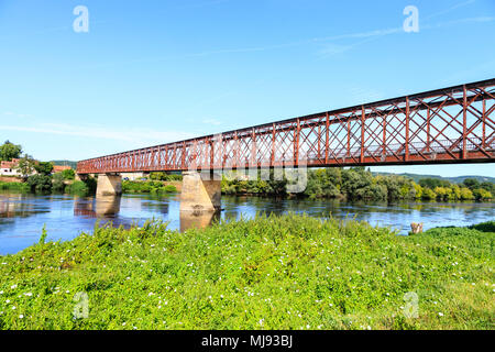 Le Pont du Garrit est un pont historique, enjambant la rivière Dordogne près de St Cyprien, Périgord Noir, France Banque D'Images