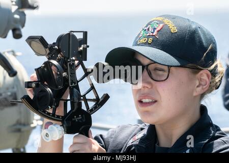 180421-N-DL434-149 OCÉAN PACIFIQUE (21 avril 2018) Quartier-maître de 3e classe Rachel Aneth, d'Elgin, Illinois, pratiques à l'aide d'un sextant dans le cadre d'une formation de navigation à bord du navire d'assaut amphibie USS Bonhomme Richard (DG 6). Bonhomme Richard, qui avait été l'avant-déployés depuis 2012 la Force amphibie 7e flotte navire amiral, transite à San Diego dans le cadre d'un changement d'attache et où il est prévu pour les mises à l'exploitation du F-35B Lightning II. (U.S. Photo par marine Spécialiste de la communication de masse Seaman Gavin Shields/libérés) Banque D'Images