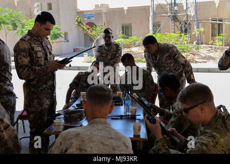 AQABA, Jordanie (23 avril 2018) -- 1er lieutenant Alaa' M.Migdadi avec la Jordanie Naval Forces armées Communication Company montre comment utiliser un Harris des radios portatives VHF aux membres du service, au cours de l'exercice lion avide, le 23 avril 2018. Lion avide est une mission de formation des cadres des forces américaines et les Forces armées de la Jordanie une occasion de répéter dans une coalition d'exploitation et d'explorer de nouvelles façons de répondre collectivement aux menaces à la sécurité régionale et d'améliorer l'ensemble de la sécurité maritime. (U.S. Photo par marine Spécialiste de la communication de masse 1re classe Sandi Grimnes Moreno/ Banque D'Images