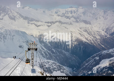 ANDERMATT, SUISSE - 8 février, 2018 : haute montagne chemin de câble transportant les skieurs en haut de 2961m de haut sommet du Gemsstock près de Andermatt, Suisse Banque D'Images