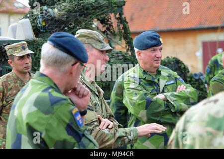 Le Lieutenant-colonel de l'armée américaine Adam Lackey, commandant du Groupement tactique de la Pologne, des mémoires la délégation suédoise sur les capacités du véhicule blindé intérimaire (IAV) Stryker lors de leur récente visite au groupe de combat à la Pologne Bemowo Piskie Domaine de formation, la Pologne le 24 avril 2018. La Pologne est un groupe de combat, l'unique groupe de combat multinationale composée d'Américains, Britanniques, croate et soldats roumains qui servent avec la 15e Brigade mécanisée polonaise comme une force de dissuasion dans le nord-est de la Pologne à l'appui de l'OTAN vers l'amélioration de la présence. (U.S. Photo de l'armée par le Capitaine Gary Loten-Beckford/ 22e Armée américaine Aff Public Mobile Banque D'Images