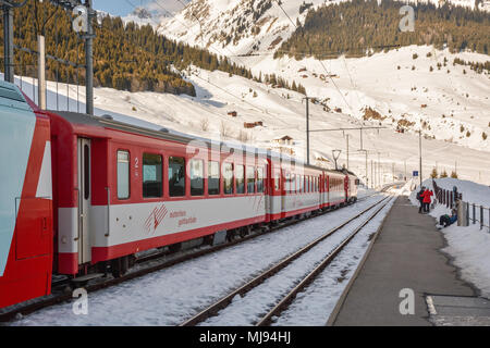 DIENI, SUISSE - Le 9 février 2018 : en attente de leur train sur Dieni gare en Suisse. Train va les prendre via Oberalppass moun Banque D'Images