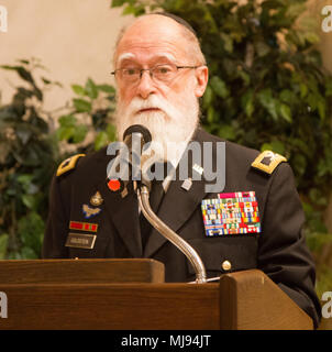 Aumônier à la retraite (Col.) Jacob Goldstein, invité le président, s'adresse aux participants réunis à la Chambre des communes le 24 avril pour la cérémonie de commémoration de l'Holocauste. (Photo par le sergent. James Avery, 1e Brigade Combat Team) Affaires publiques Banque D'Images