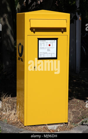 MAINZ, ALLEMAGNE - 19 juillet : la Deutsche Post postbox le 19 juillet 2011 à Mayence, en Allemagne. La Deutsche Post est l'un des plus grands employeurs dans le monde entier avec 421 270 e Banque D'Images