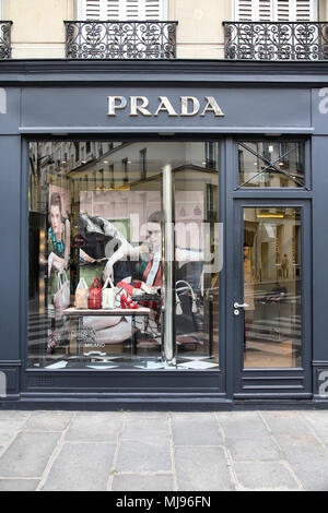 PARIS - 24 juillet : magasin Prada le 24 juillet 2011 à Paris, France. L'entreprise de mode italienne est présent dans 65 pays avec 250 magasins mono-marque. Il Banque D'Images