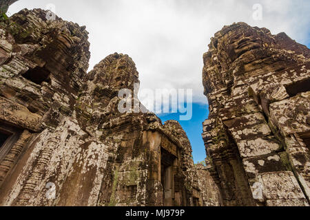 Un low angle shot du sanctuaire dans le centre du Cambodge bien connu du temple Bayon. Banque D'Images