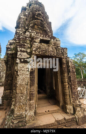 La porte d'une des structures avec les célèbres Visages de pierre monumentale dans le troisième niveau de temple Bayon à Siem Reap, Cambodge. Banque D'Images