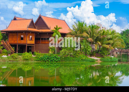 Une maison typique Khmer Keng sur pilotis avec ses belles toitures, se tient à côté d'un magnifique lac dans le Village de la culture cambodgienne de Siem Reap, Cambodge. Banque D'Images