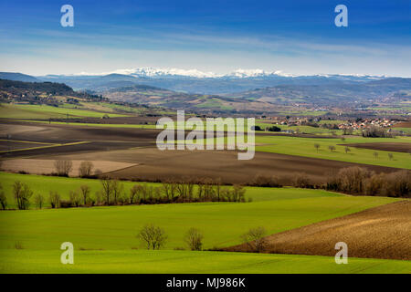 Plaine de Limagne et vue sur Massif du Sancy en hiver. Puy de Dôme. L'Auvergne. France Banque D'Images