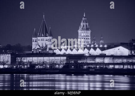 Cathédrale (Dom) de Mayence, noir et blanc scène de nuit avec portrait de Mayence avec reflet dans le Rhin Banque D'Images