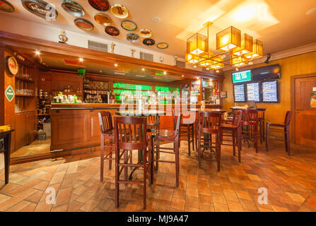 Moscou - AOÛT 2014 : l'intérieur de la bière restaurant 'Grill Hoff'. Comptoir de bar en bois dans une salle avec des tables rondes et des chaises Banque D'Images