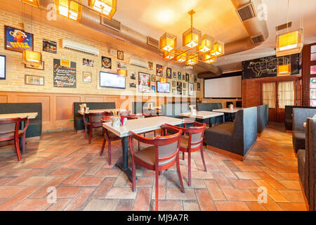 Moscou - AOÛT 2014 : l'intérieur de la bière restaurant 'Grill Hoff'. Vue générale de la salle avec tables et canapés Banque D'Images