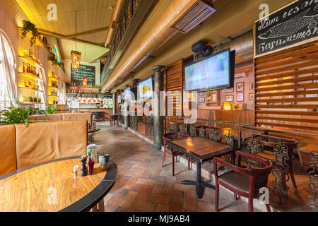 Moscou - AOÛT 2014 : l'intérieur de la bière restaurant 'Grill Hoff'. Chambre avec un canapé semi-circulaire et cuisine ouverte Banque D'Images