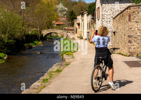 Vieux pont sur la rivière Voireuse. Village de Blesle, étiqueté les plus beaux villages de France, la Haute Loire, Auvergne, France, Europe Banque D'Images