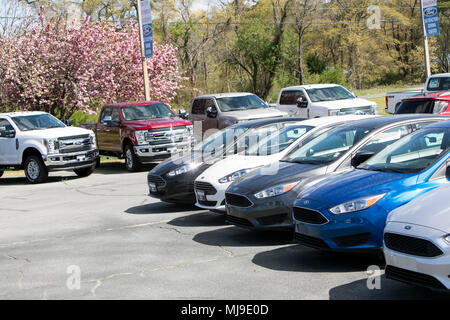 Ford Fiesta, Focus et la fusion des voitures particulières sur un concessionnaire lot avec les camionnettes il l'arrière-plan de Seaford, Delaware le 29 avril 2018. Banque D'Images