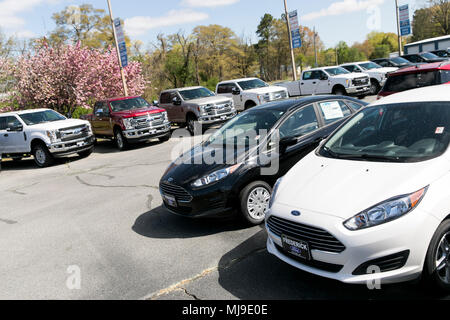 Ford Fiesta, Focus et la fusion des voitures particulières sur un concessionnaire lot avec les camionnettes il l'arrière-plan de Seaford, Delaware le 29 avril 2018. Banque D'Images