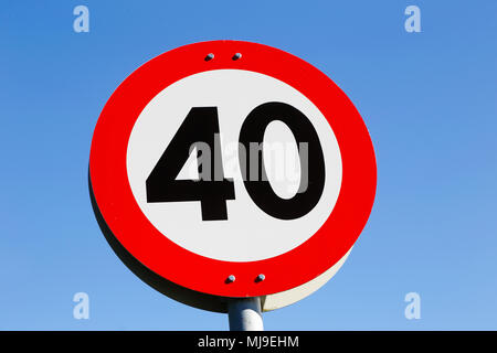 Panneau routier norvégien isolé 40 limite de vitesse sur ciel bleu. Banque D'Images