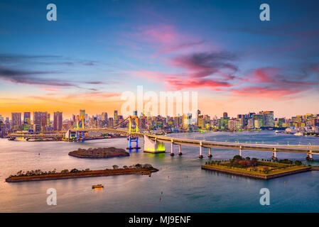 Tokyo, Japon au Rainbow Bridge enjambant la baie au crépuscule. Banque D'Images