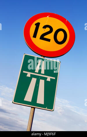 La signalisation routière suédoise 120 limite de vitesse sur autoroute et ciel bleu avec des nuages. Banque D'Images