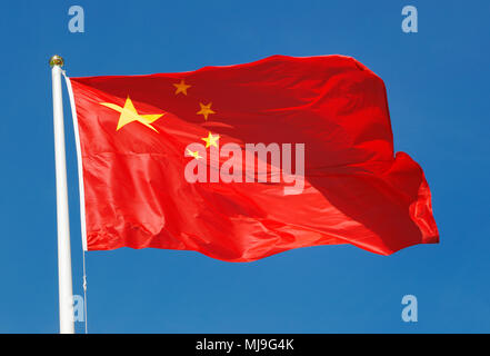 Le drapeau national de la République populaire de Chine sur le ciel bleu. Banque D'Images