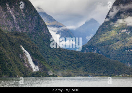 Nouvelle-zélande Milford Sound Milford Sound Bowen falls cascade parc national de Fiordland Nouvelle-Zélande fjordland national park South Island nz Banque D'Images