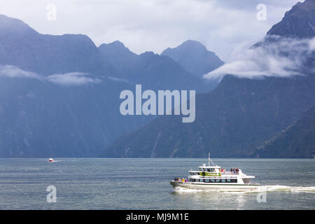 Nouvelle-zélande Milford Sound Milford Sound en bateau sur le Milford Sound les touristes de revenir au terminal des croisières Milford Sound Nouvelle-Zélande Île du Sud nz Banque D'Images