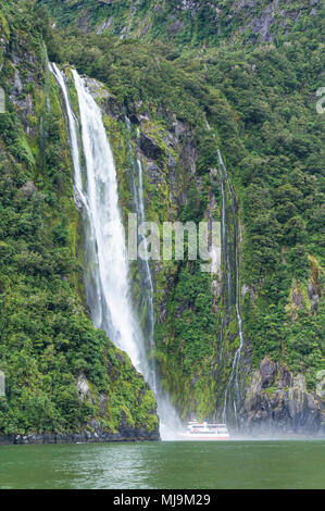 Nouvelle-zélande Milford Sound Milford Sound stirling falls cascade parc national de Fiordland Nouvelle-Zélande Île du Sud le parc national de fjordland NZ NZ Banque D'Images