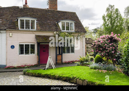 Des mesures et de l'usine de Arthur cottage jardin dans la rue Mill, Warwick, Warwickshire, West Midlands, England, UK, Grande-Bretagne Banque D'Images