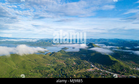 Vue aérienne du barrage de Kaeng Krachan avec ciel nuageux et brume du matin à la chaîne de montagnes tropicales,Thaïlande Phetchaburi Banque D'Images