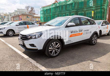 Samara, Russie - Mai 1, 2018 : Nouveau véhicule russe Lada Vesta se croiser à la ville rue Banque D'Images