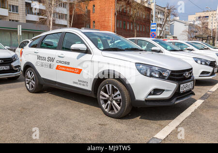 Samara, Russie - Mai 1, 2018 : Nouveau véhicule russe Lada Vesta se croiser à la ville rue Banque D'Images