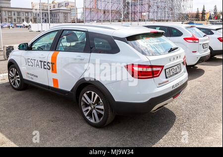 Samara, Russie - Mai 1, 2018 : Nouveau véhicule russe Lada Vesta se croiser à la ville rue Banque D'Images