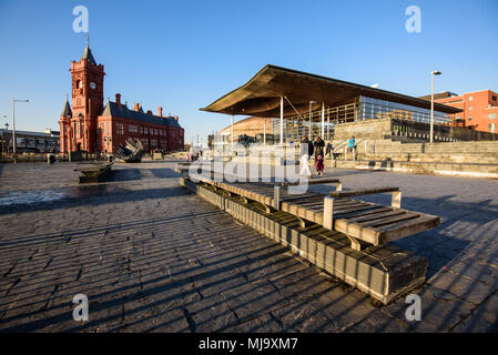 CARDIFF, WALES, UK : 28 décembre 2016 : assemblée nationale galloise et Pier Head Hall Building de Cardiff Bay Banque D'Images