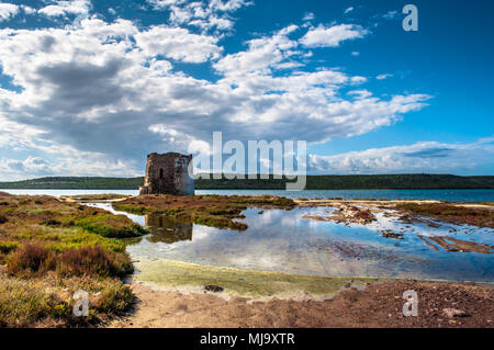 Petite vieille tour sur la côte ouest de la Sardaigne Banque D'Images