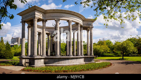 Cardiff, Wales, UK : 13 mai, 2017 : le Welsh National War Memorial de Cathays Park Banque D'Images