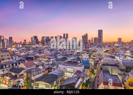 À l'Ouest de Shinjuku, Tokyo, Japon financial district cityscape sur les quartiers résidentiels, au crépuscule. Banque D'Images