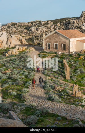 Les gens autour de la roche et de la mer en Sardaigne sur palua islan Banque D'Images