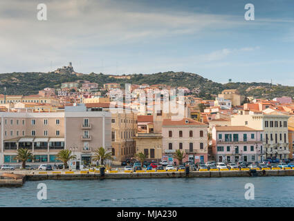 La Maddalena village vu de l'eau dans l'île de La Maddalena, en Sardaigne, Italie, vous arrivez cette île avec le ferry de Palua sur l'italien isla Banque D'Images