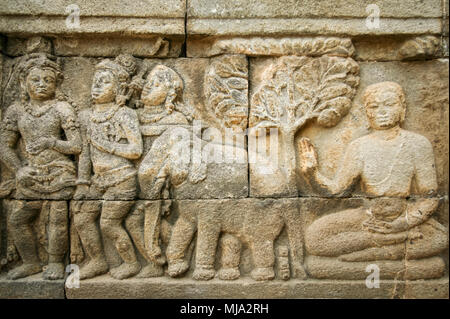 Murs richement décoré de la pierre ancienne pyramide de borobudur temple complexe à Yogyakarta, Indonésie java Banque D'Images
