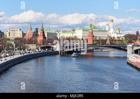 Vue sur le Kremlin de Moscou et le pont Bolshoy Kamenny de Patriarshy Pont. Moscou. La Russie Banque D'Images